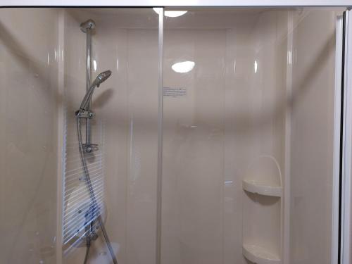 un baño con ducha y WC en Gateway to Cornwall, en St Austell