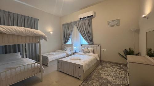 Postel nebo postele na pokoji v ubytování Murooj AlSifah