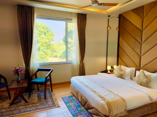 Postel nebo postele na pokoji v ubytování Hotel 777 Pushkar By Sitara Group -- ! swimming pool ! big parking ! lawn with bonfire ! lavish & luxury AC rooms ! top rated ! most awarded ! best selling ! prime location ! property of the year !