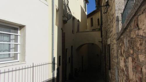 un callejón en un callejón entre dos edificios en Relax Centro storico en Rapolano Terme