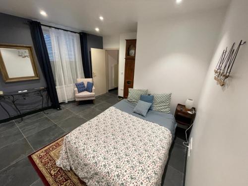 une chambre avec un lit et une chaise dedans dans l'établissement Rambouillet, à Rambouillet