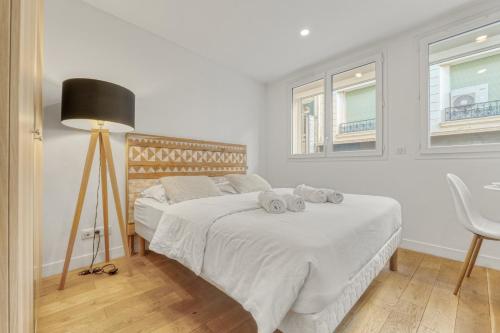 une chambre avec un lit avec deux serviettes dessus dans l'établissement Magnifique studio Macé, à Cannes