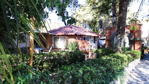 a small brick house with a tile roof at Casa de campo Huasca in Huasca de Ocampo