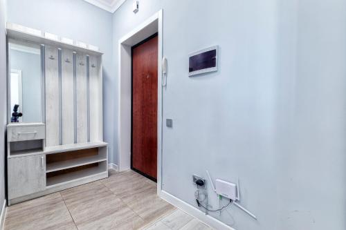 a dressing room with a door and a mirror at Уютная кв в ЖК Комсомольский in Taldykolʼ