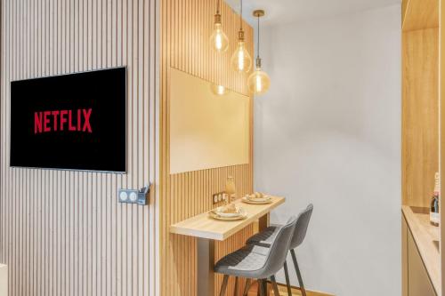 une salle à manger avec une table et deux chaises dans l'établissement Hypercentre Studio West à 2minutes du Palais des festivals, à Cannes