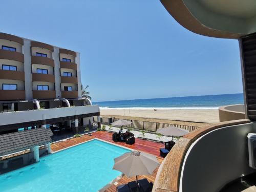 Bazén v ubytování Hôtel Marina Beach nebo v jeho okolí
