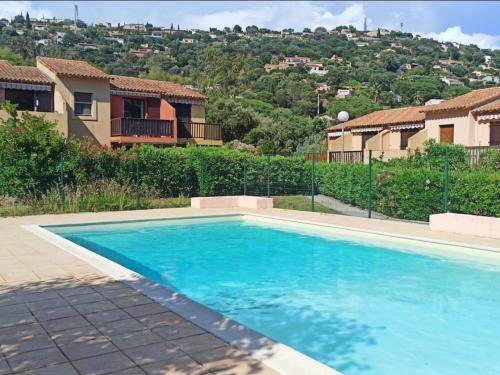 une piscine devant une maison dans l'établissement Le Studio Sur La Côte, à Cavalaire-sur-Mer