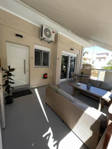 Coin salon dans l'établissement New & modern apt near Heraklion-airport & sea