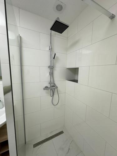 メンヒェングラートバッハにあるBeautiful Appartment in MG - Self Check-inの浴室のガラス扉付きシャワー