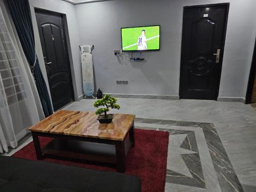 WeijaにあるNew appartement for reasonable priceのテーブルと壁にテレビが置かれたリビングルーム
