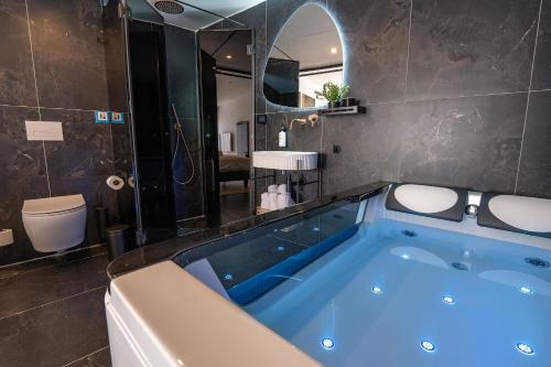 un bagno con una grande vasca blu di Cesia Boutique a Biriyya