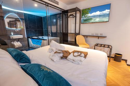 una camera da letto con un letto con asciugamani sopra di Cesia Boutique a Biriyya