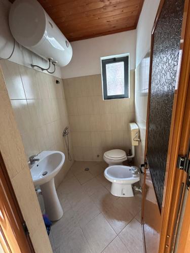 Un baño pequeño con inodoro y lavabo. en Vacation Apartments Garden, en Golem