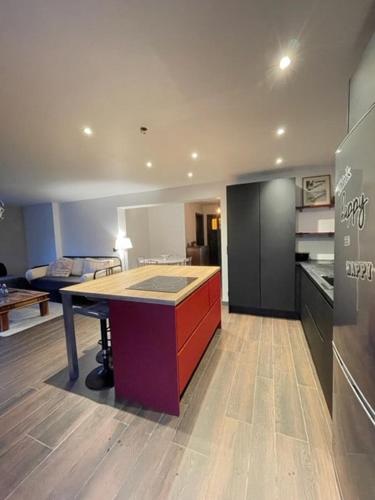 - une cuisine avec un îlot au milieu d'une pièce dans l'établissement Lysgaard Cosy Cottage, à La Bresse