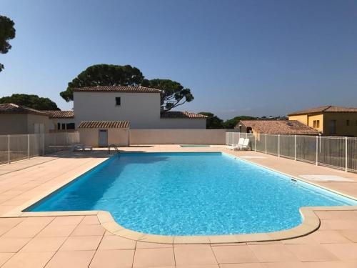 une piscine devant une maison dans l'établissement Mazet les Issambres, Sainte Maxime, aux Issambres