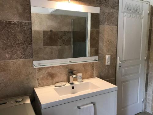 une salle de bain avec un lavabo et un miroir dans l'établissement Mazet les Issambres, Sainte Maxime, aux Issambres