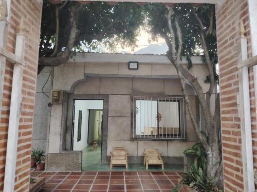 a house with two chairs and a window at Casa yamulemao in Cartagena de Indias