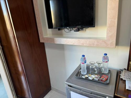 TV a/nebo společenská místnost v ubytování Golden Palace Suites