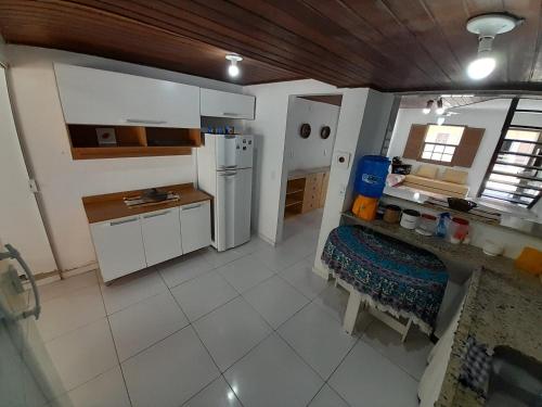 Nhà bếp/bếp nhỏ tại Casa espaçosa à beira-mar Peró Cabo Frio RJ