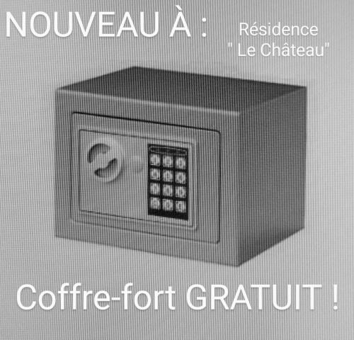 a black and white picture of a microwave at Résidence Le Château in Montbéliard