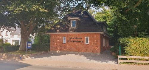 a small brick building with a roof on a street at Gästehaus Alte Bücherei in Mittelangeln