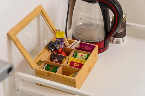 Utensilios para hacer té y café en Loveinsky Tel Aviv rooms