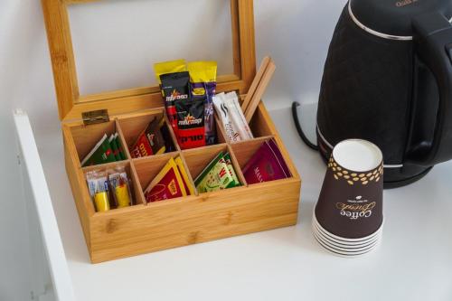 Utensilios para hacer té y café en Loveinsky Tel Aviv rooms