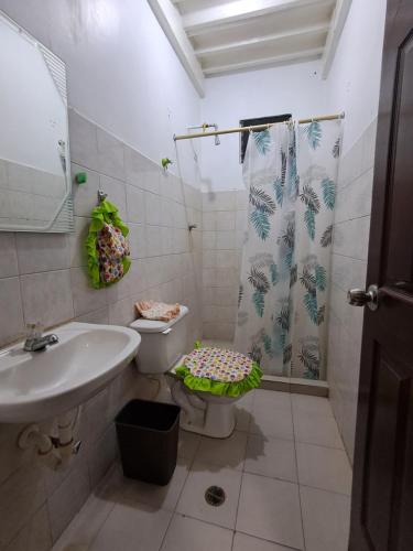 ein Badezimmer mit Waschbecken, Toilette und Dusche in der Unterkunft Apto Comodo cerca de Centro de Puerto La Cruz in Puerto La Cruz