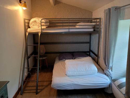 une chambre avec deux lits superposés dans une pièce dans l'établissement les figuiers et les rosiers proche puy du fou, à Saint-Germain-de-Prinçay