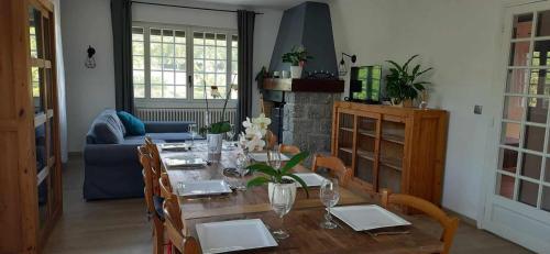 une salle à manger avec une table et un canapé dans l'établissement La Villa Milo - Maison de vacances 6personnes #Clim #Piscine #CitéeMédiévale, à Vézénobres