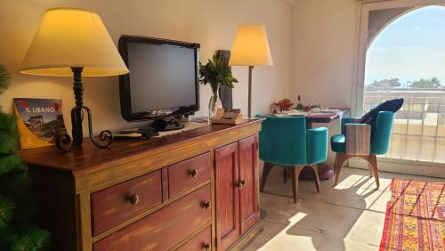 Μια τηλεόραση ή/και κέντρο ψυχαγωγίας στο Beit Faris Wa Lucia