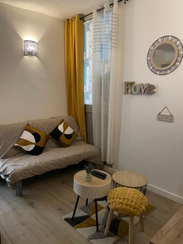 un salon avec un canapé et une table dans l'établissement Nice, Seaside apartment, à Nice