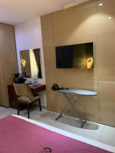TV a/nebo společenská místnost v ubytování Purple Lavender Hotel Lekki