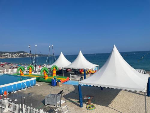 - un groupe de tentes sur une plage au bord de l'eau dans l'établissement Nice, Seaside apartment, à Nice
