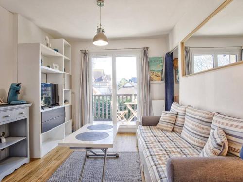 un salon avec un canapé et une table dans l'établissement Appartement à Cabourg avec balcon et parking, proche mer - FR-1-788-41, à Cabourg