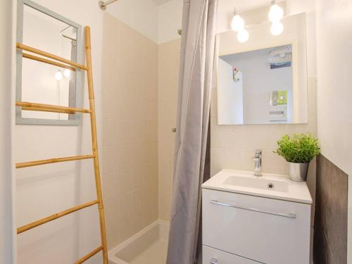 une salle de bain avec un lavabo et une douche dans l'établissement Appartement à Cabourg avec balcon et parking, proche mer - FR-1-788-41, à Cabourg