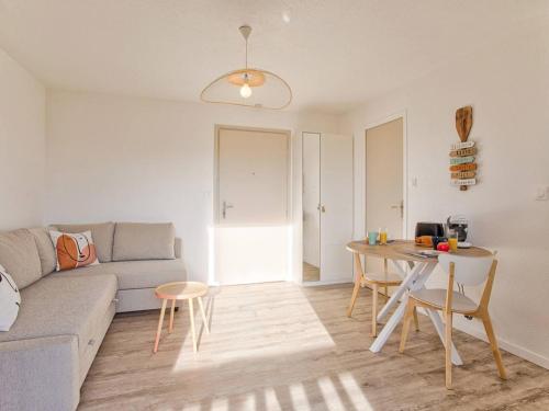 un salon avec un canapé et une table dans l'établissement Studio confortable à 300 m de la plage avec parking privé - FR-1-788-45, à Varaville
