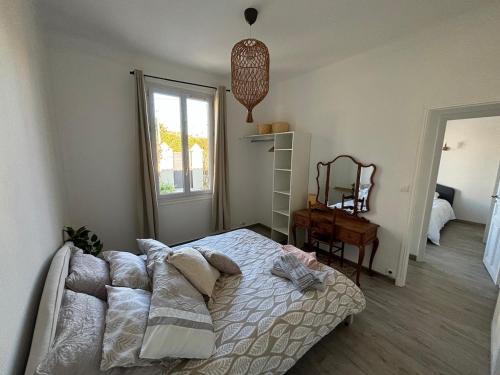 une chambre avec un lit avec des oreillers et une fenêtre dans l'établissement Maison de ville Mandelieu la Napoule, à Mandelieu-la-Napoule