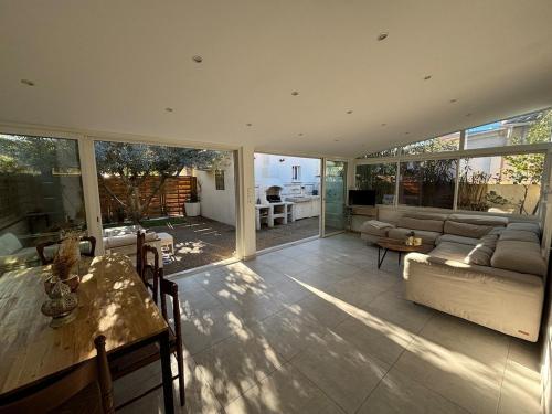 un salon avec un canapé et une table dans l'établissement Maison de ville Mandelieu la Napoule, à Mandelieu-la-Napoule