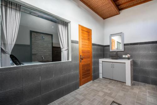 Ένα μπάνιο στο 3 Bedroom Villa Mawar walk to Beach Legian