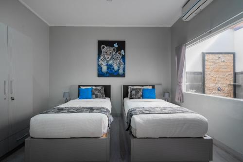 Ένα ή περισσότερα κρεβάτια σε δωμάτιο στο 3 Bedroom Villa Mawar walk to Beach Legian
