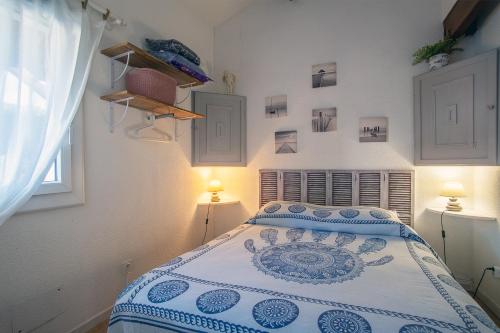 une chambre avec un lit avec un couvre-lit bleu et blanc dans l'établissement La Casa Di Benedetta, à Portiragnes