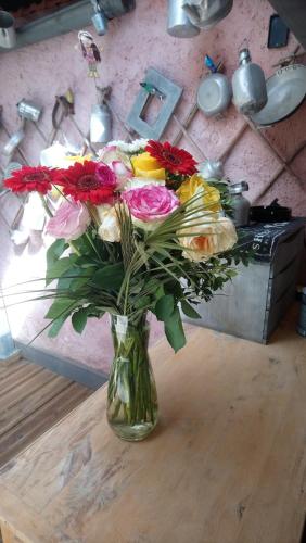 a vase filled with flowers sitting on a table at JOLI COCON AVEC TERRASSE ENTRE GIVERNY et LA ROCHE GUYON in Gasny