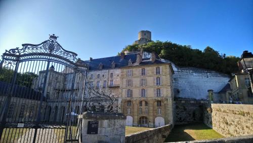 an old building with a gate in front of it at JOLI COCON AVEC TERRASSE ENTRE GIVERNY et LA ROCHE GUYON in Gasny