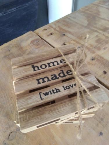 a wooden box with the words home made on it at JOLI COCON AVEC TERRASSE ENTRE GIVERNY et LA ROCHE GUYON in Gasny