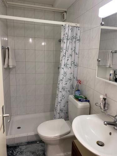 Koupelna v ubytování Practical Self-Check-in Studio