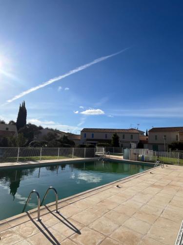 une piscine vide avec un ciel bleu dans l'établissement Appartement T2, 4 personnes, climatisé, avec piscine, Village de la Mer, à La Londe-les-Maures