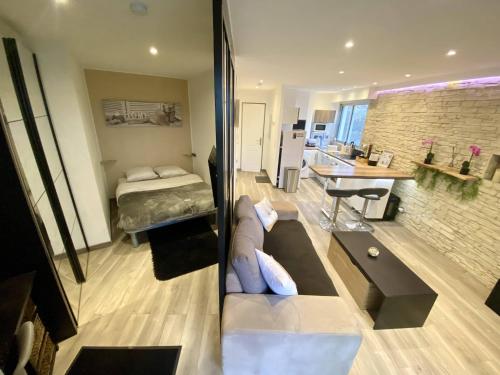 un salon avec un canapé et un lit dans l'établissement F1 Saint Laurent du Var Proximity to beach-Clim Wifi, à Saint-Laurent-du-Var
