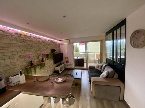 un salon avec un canapé et une table dans l'établissement F1 Saint Laurent du Var Proximity to beach-Clim Wifi, à Saint-Laurent-du-Var