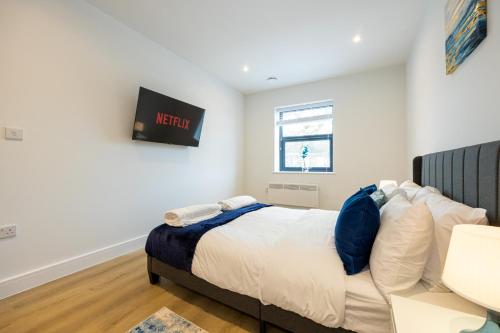 Postel nebo postele na pokoji v ubytování Modern 2 Bed near Wythenshawe Hospital and Manchester Airport With Parking